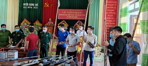 Hà Tĩnh: Người dân tự nguyện giao nộp nhiều súng tự chế, kíp mìn và kích điện